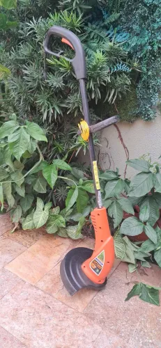 Cortador e aparador de gramas.