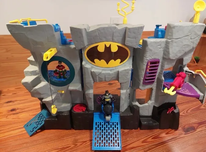 Castelo do Batman Imaginext com bonecos e acessórios