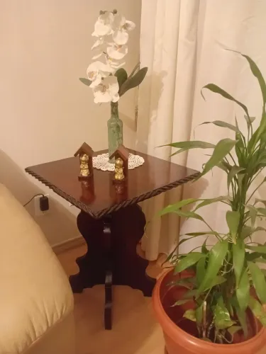 Raridade: mesa de canto em madeira estilo colonial