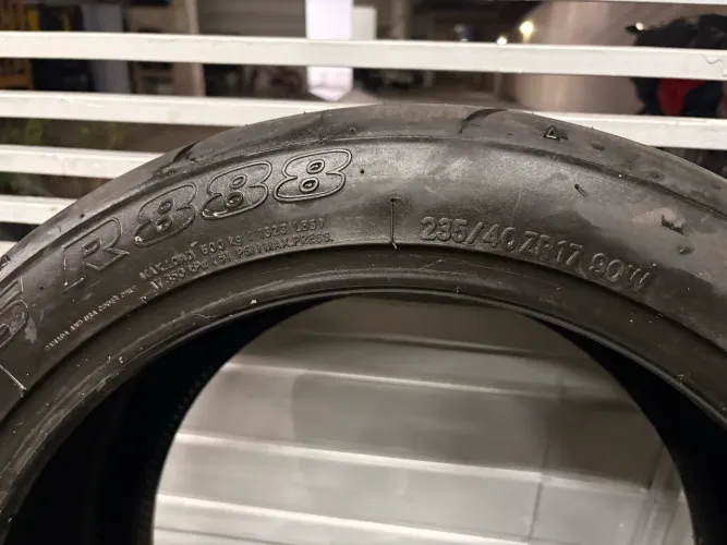 Par de pneus toyo r888 235/40/17