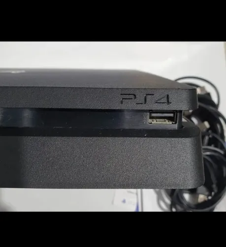 PS4 Slim Completo c/ 2 Controles e God of War R$1600