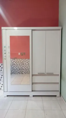 Vendo Guarda Roupas semi-novo com espelho duas gavetas e porta de correr