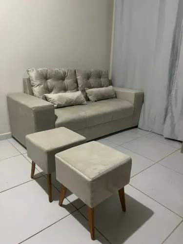 Kit sofá 3 lugares com 2 pufes retrô 2 almofadinhas!