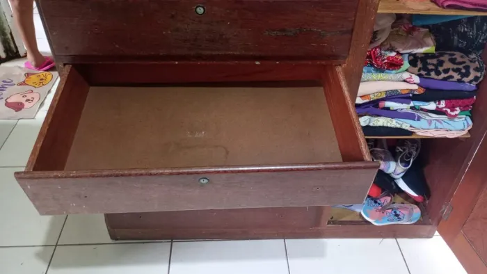 Vende se uma cômoda de madeira maciça angelim 
