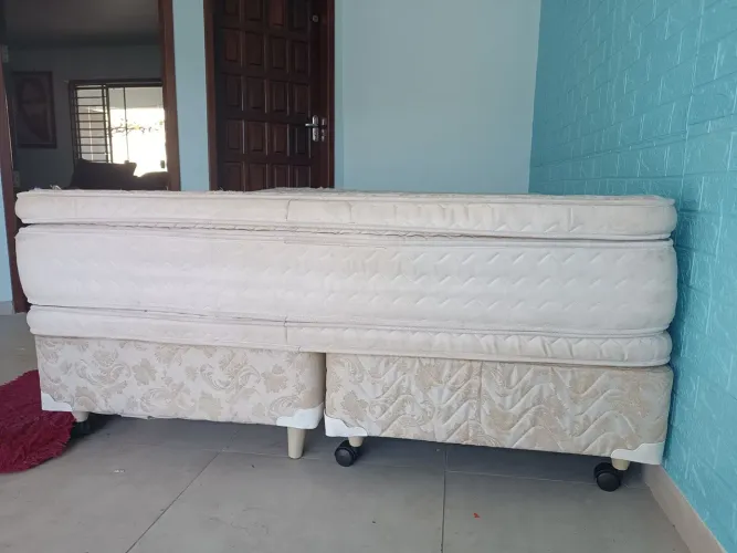 Cama box Queen com colchão duas bases.
