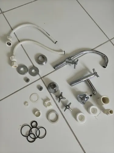 Kit Peças Hidráulicas Usadas Torneiras, Acabamentos, Flexíveis, Válvula e Conexões