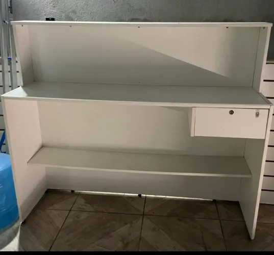 Balcão de atendimento branco.