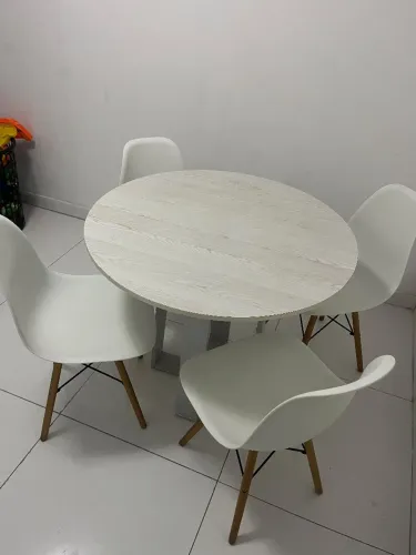 Mesa em ótimo estado de conservação