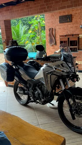 Sahara 300 ADVENTURE 2025 com 8.000 km vendo troco