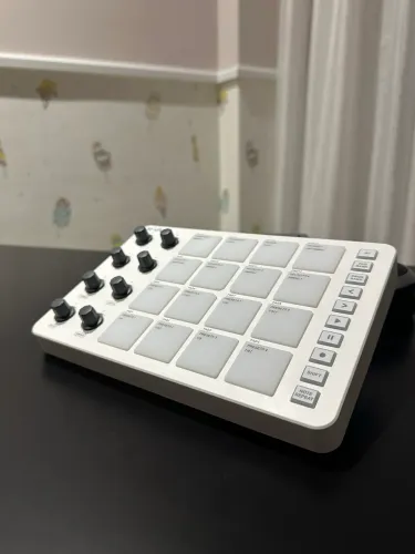Teclado MIDI Sem Fio M-Vave SMC-PAD 16 Pads Branco Conexão BT Integrada