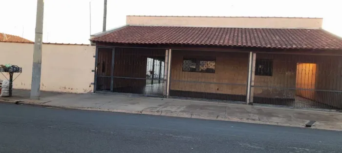 VENDO CASA EM OLÍMPIA, COM EXCELENTE LOCALIZAÇÃO