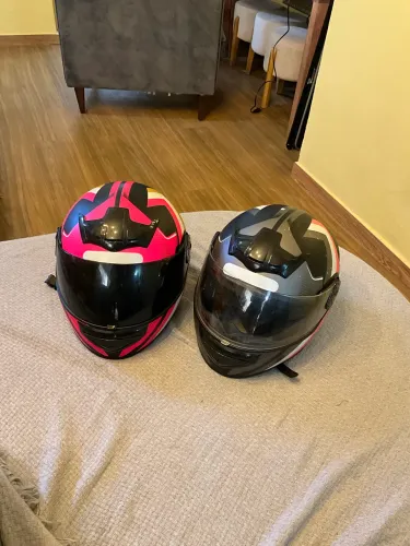 2 capacetes robocop preto e rosa - TAM 60