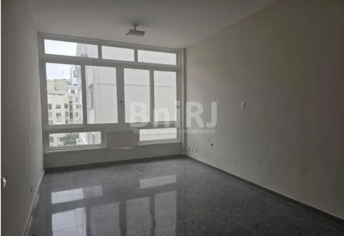 Linda Sala na Nossa Senhora de Copacabana junto Metro.