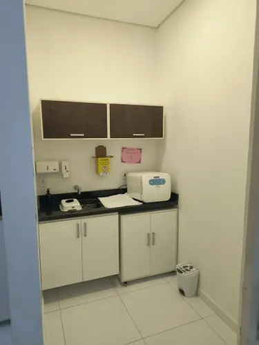 Sala comercial, pronta para locação. Vaga, recepção, garagem e ar condicionado. Piso frio.
