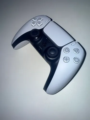 Vendo controle original Sony DualSense para PS5, cor branca.