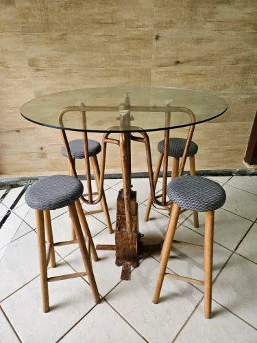 Linda Mesa feita com catraca de ónibus Catraca com Tampo de Vidro com 4 bancos