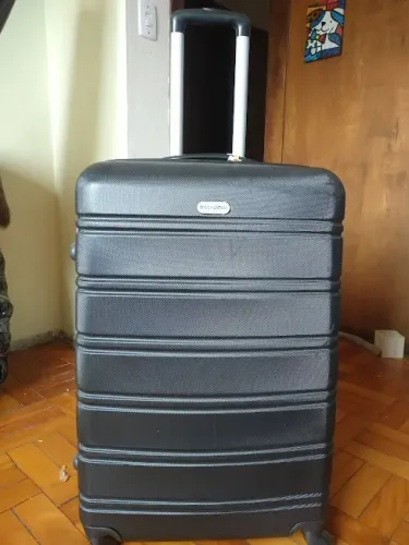 Mala rígida, preta com rodinhas