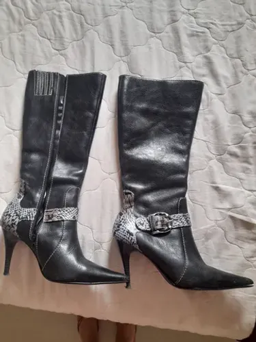 Bota em Couro salto fino