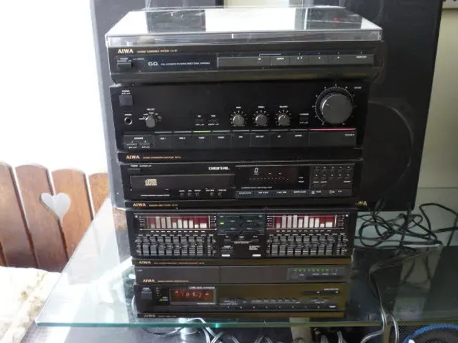 Linha de som Aiwa japonesa
