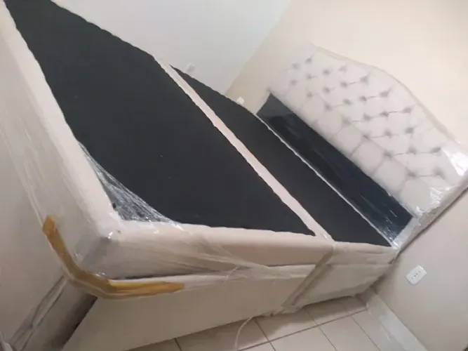 Camas super reforçada e estofadas com gavetas e cabeceira!