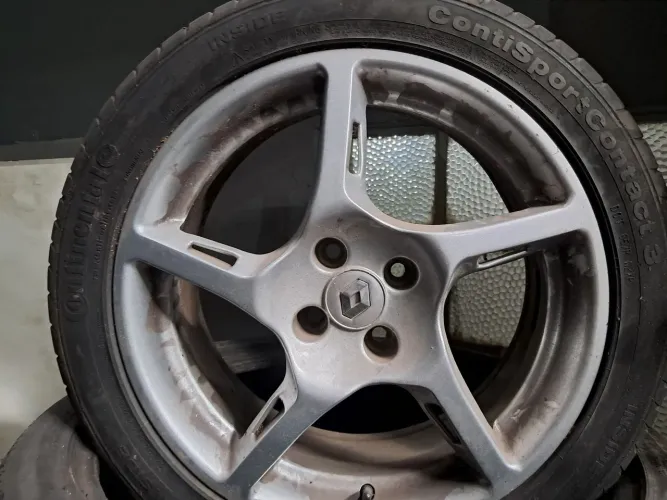 Roda aro 17 modelo Ferrari prata Aplicação Renault sandero 4x100