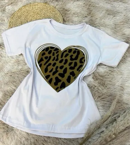 Camiseta branca com estampa de coração