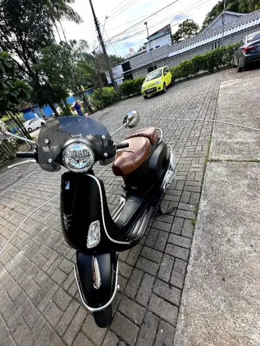 Vespa VXL 150 Preta 2021 com acessórios. Único dono!