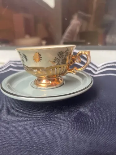 Xícara de café  vintage com detalhes dourados
