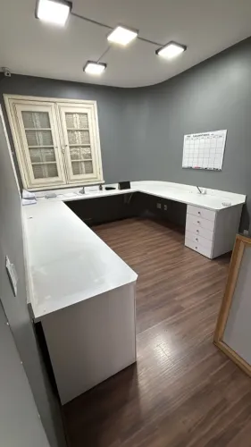 BANCADA DE ESCRITÓRIO COM 15 GAVETAS