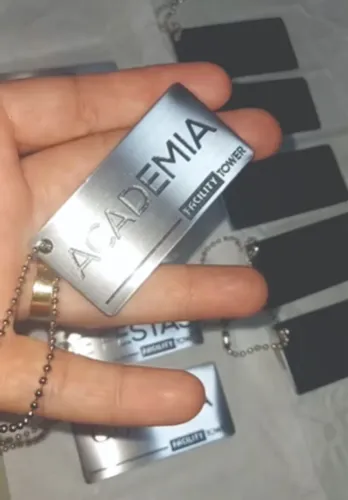 Chaveiro personalizado em aço inox gravação baixo relevo