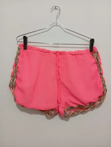 shortinho de praia na cor rosa pink