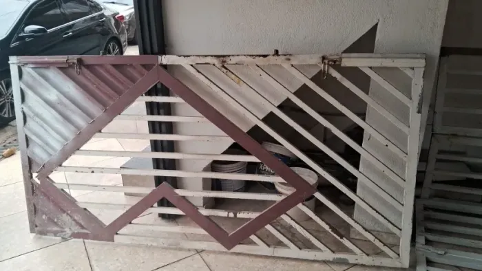 GRADES E FOLHAS DE PORTAS DE ROLAR.