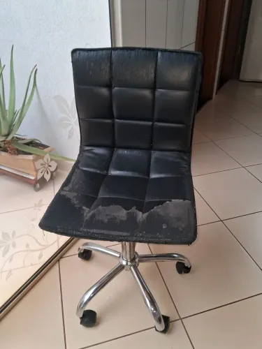 Cadeira com rodinhas, com alguns detalhes precisa trocar o couro e tem uma rodinha quebra