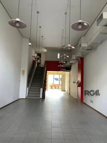 Loja comercial, disponível para venda e locação na Avenida Cristóvão Colombo
