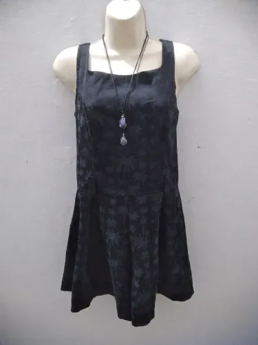 Macaquinho preto com estampa de coqueiros