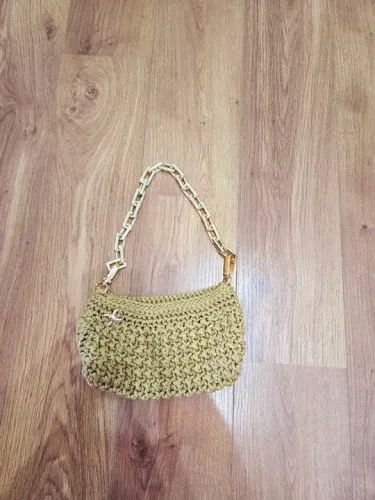 Bolsa tricô com alça dourada