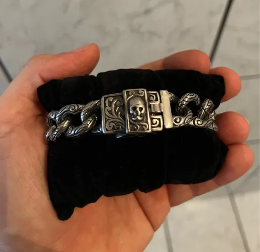 Pulseira de aço inoxidável (não enferruja) com detalhe de caveira.