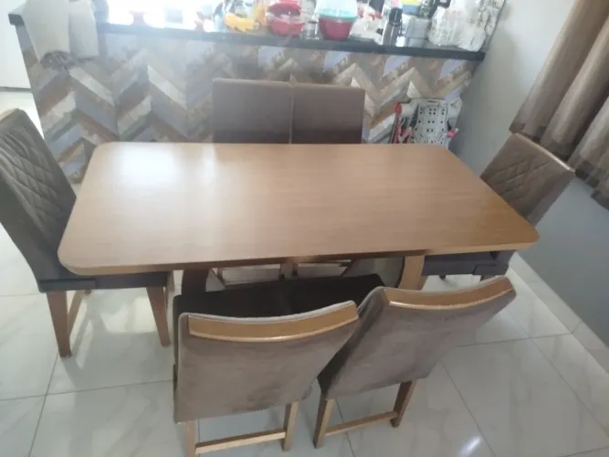 Vendo mesa com cadeiras para reforma