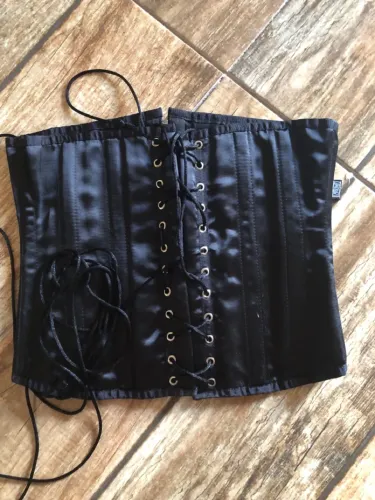 Corset preto em cetim com amarração