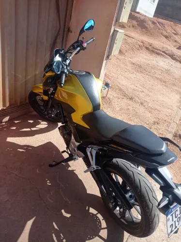 Cb 300 f dourada obs possibilidade de em Palio 1.4