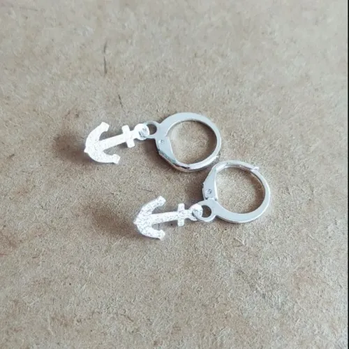 Brincos Prateados de Argola com Pingente de Âncora