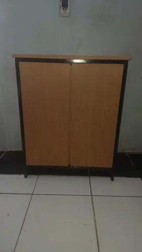 Armário com 2 portas, MDF Naval e Metalon. Revestido com adesivo madeira