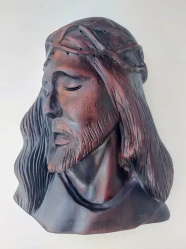 Escultura ricamente entalhada a mão em madeira nobre