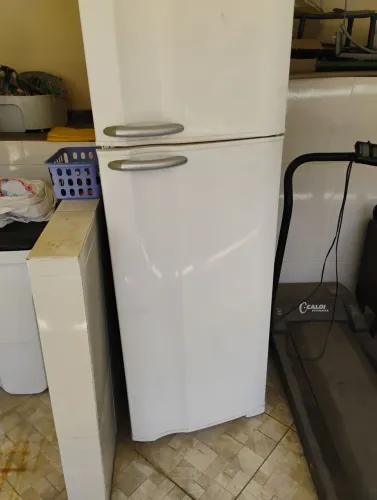 Geladeira COM DEFEITO 