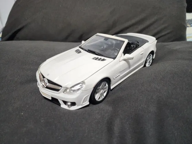 Miniatura Mercedes-Benz SL63 AMG 1/18