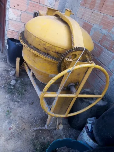 vendo betorneira  400l antiga , sem o motor 