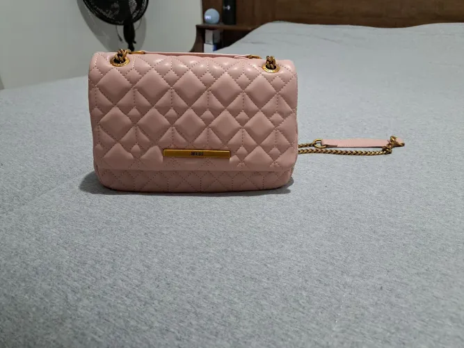 Bolsa Feminina Rosa Matelassê com Alça de Corrente Dourada