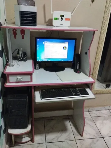 Computador com mesinha