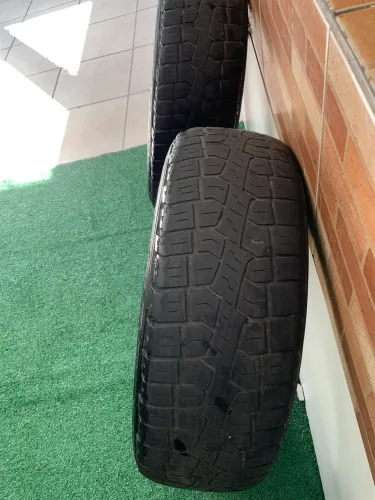 Par de pneus Pirelli
