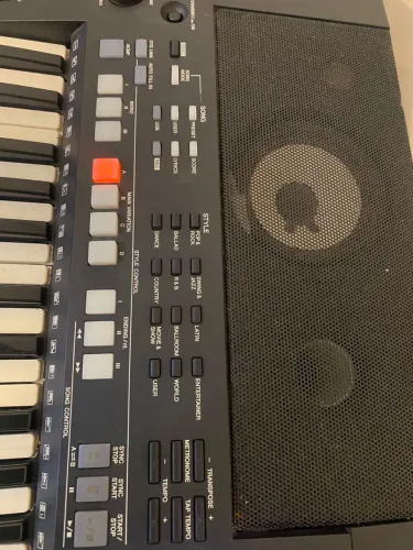 Teclado Yamaha PSR-S550 + estante + capa